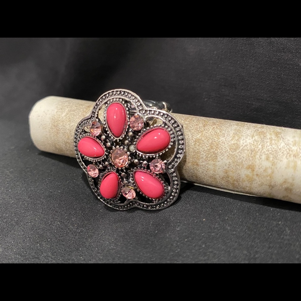 Pink flower statement ring - Picture 3 of 4